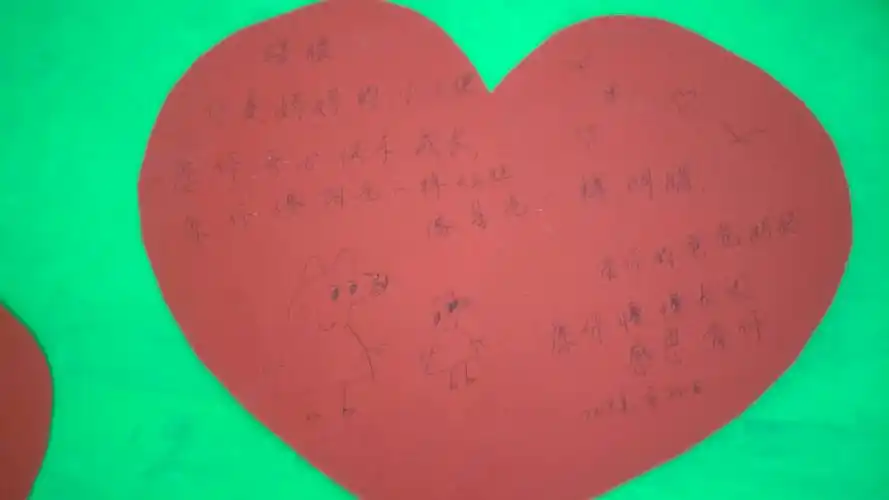 巧手爸妈们设计了小卡片,写上了对宝宝的寄语,希望我们的宝宝健康快乐