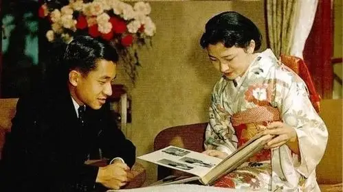 天皇夫妇去美访问他们要向所有的皇室成员列队握手送别这时候的良子