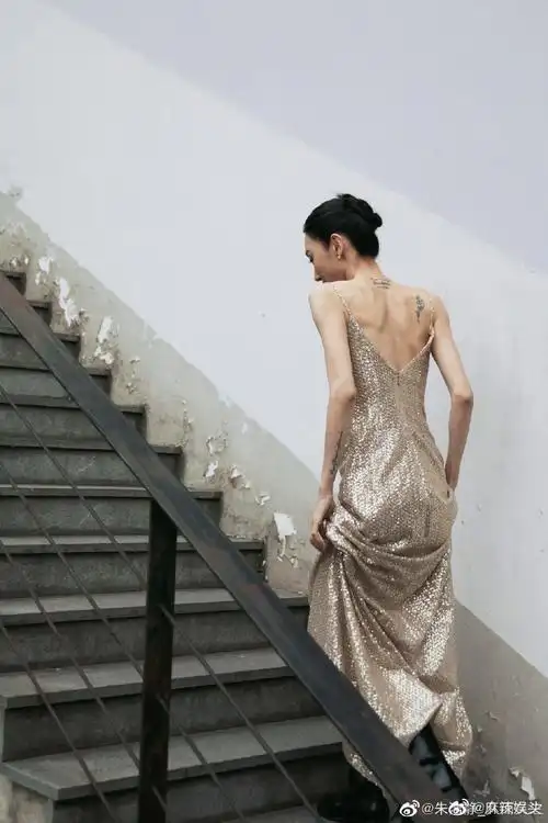 朱洁静背部线条##朱洁静肌肉线条