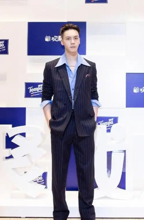 陈伟霆这身打扮上半身绝对酷感十足,但看全身却是头重脚轻感觉!