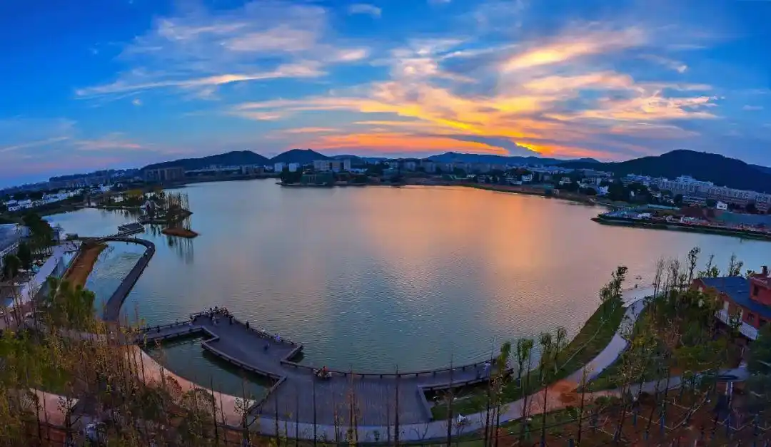 若是你来到 桃子湖的湖畔