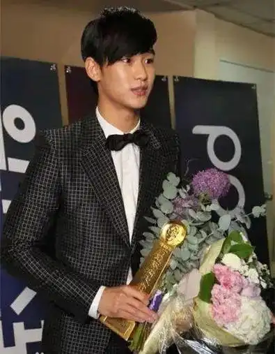 韩娱现状一半人追着柳俊烈骂另一半重新爱上了自律的金秀贤