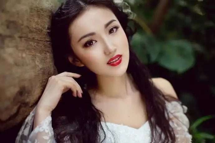 唯美女星李艳冰气质不凡,戴翡翠尽显高贵典雅