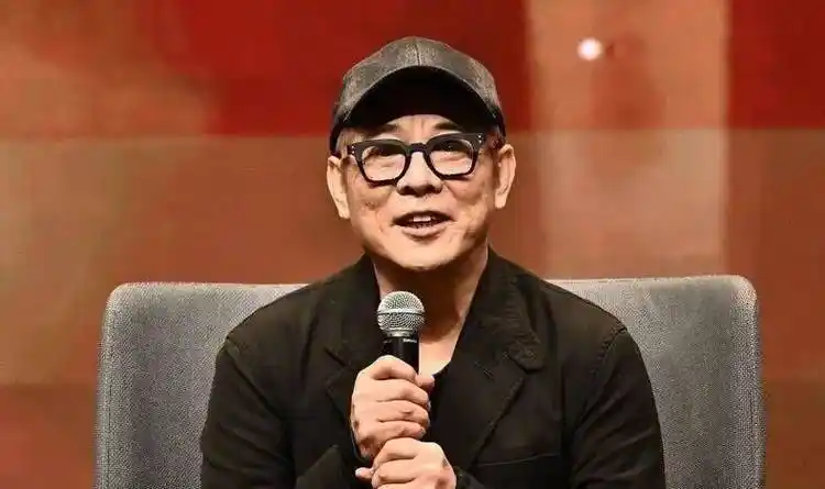 60岁李连杰近照苍老认不出,晚年被病痛折磨,身家亿万定居国外_中国