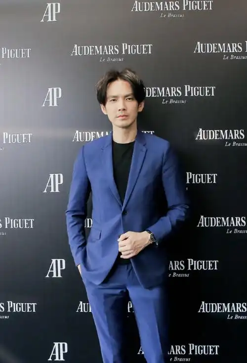 西装造型亮相,钟汉良身穿蓝色西装下搭黑色单衣,服装颜色搭配尽显成熟