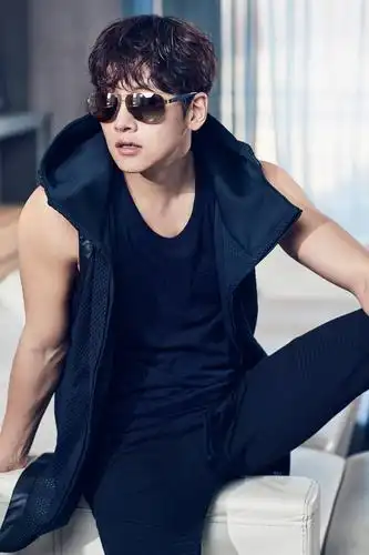 [池昌旭][新闻]170217 小池代言照再出新 超高颜值完美身形帅爆表!