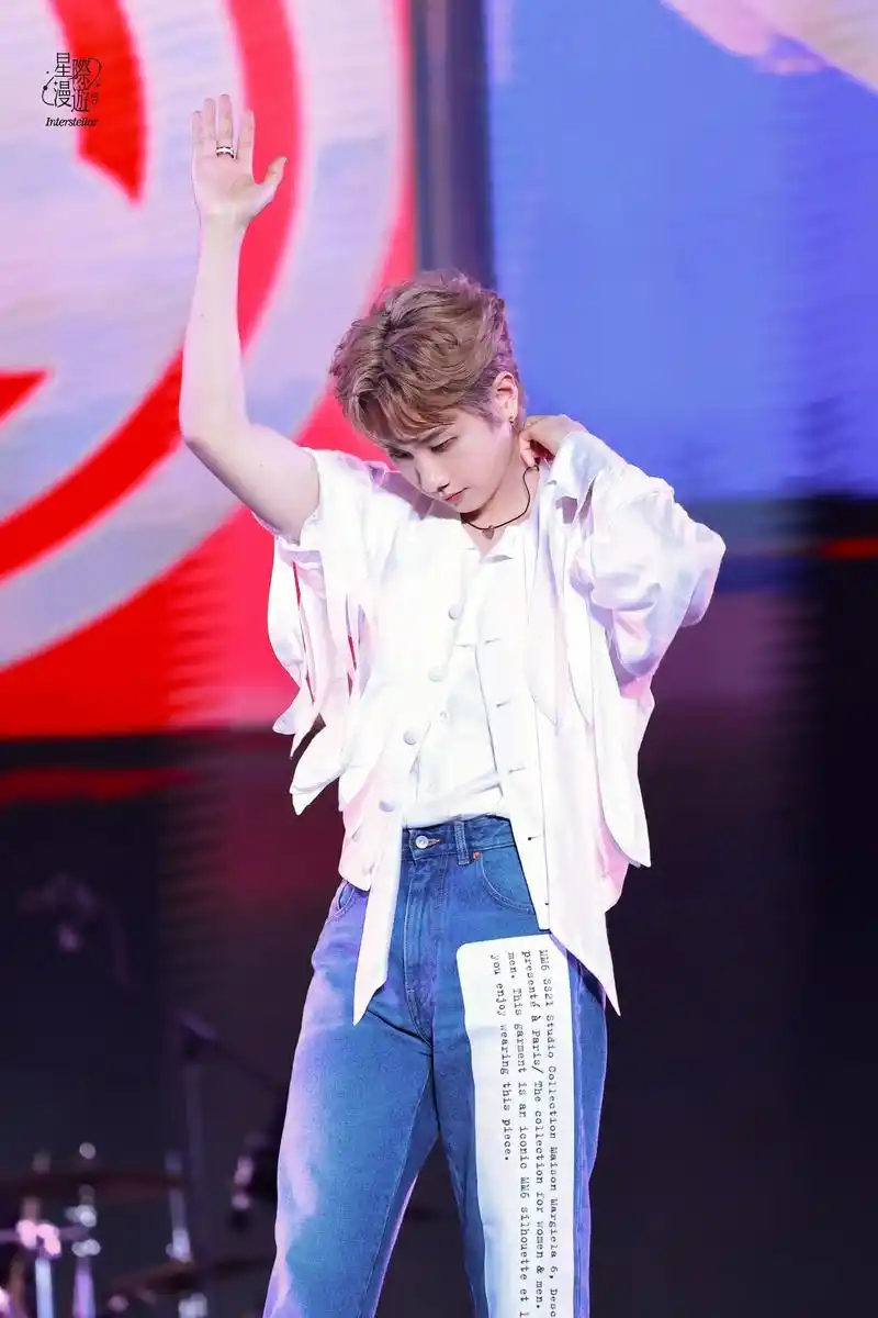 好勾人,谁能懂一下这两张!@汪苏泷 #汪苏泷演唱会 #