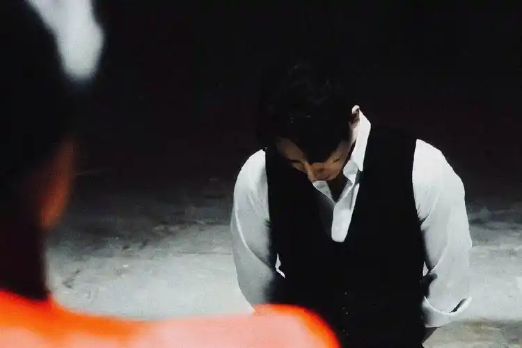 李洙赫| "战损 黑色 …正装下跪"