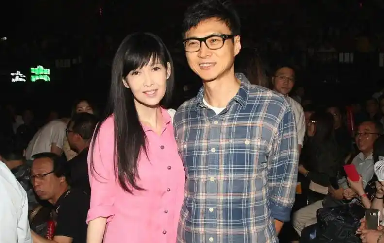 周慧敏|周慧敏含泪告别15年婚姻,宣布离婚!倪震曾出轨8次恐净身出户