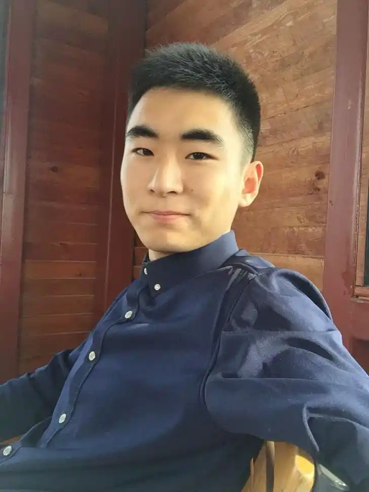 照片上的男士给你的感觉是什么,看过再评价,谢谢