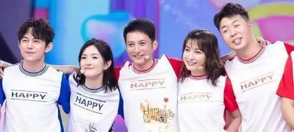 吴昕深夜发文,跨年晚会上和何炅拥抱的画面让人泪目!_文字_舞台_娱乐