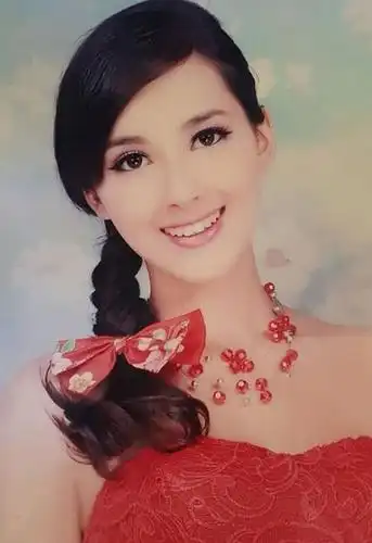 2020港姐冠军晒素颜照,笑容甜美少女味十足,与高颜值父亲同框如兄妹