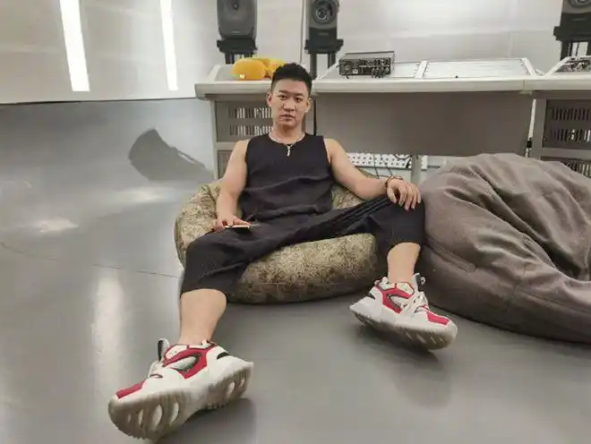 曹云金有新恋情与美女约会举止亲密女方身材窈窕颜值不输唐菀