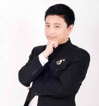 原创46岁名嘴周炜近况曝光满头白发太显老娇妻结婚多年从不做饭