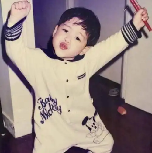 而且王嘉尔还是从小帅到大的,小时候也不知道有多少女生喜欢他呢!