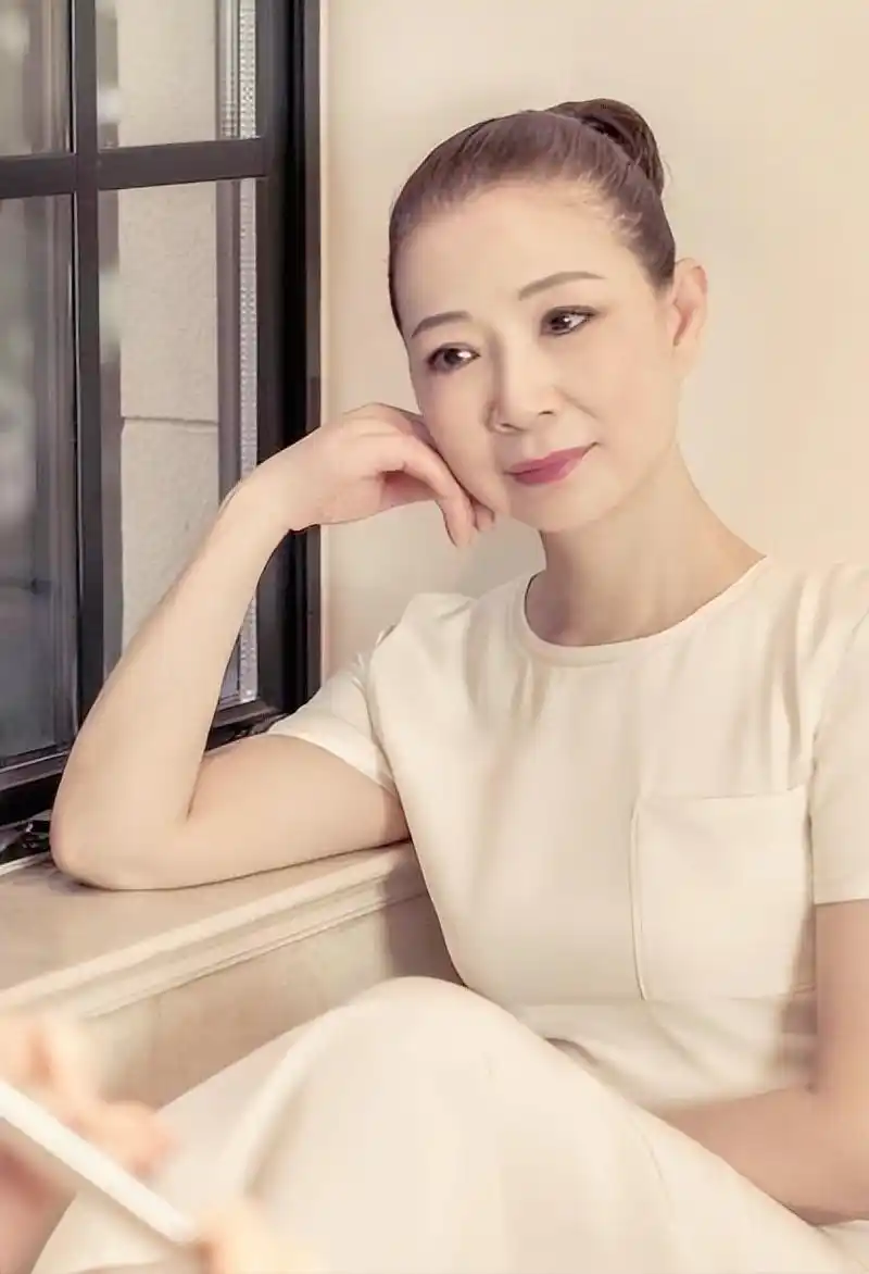 仲小萍个人资料:她是甜歌女神,两次被辜负,儿子霍尊输了回到原点