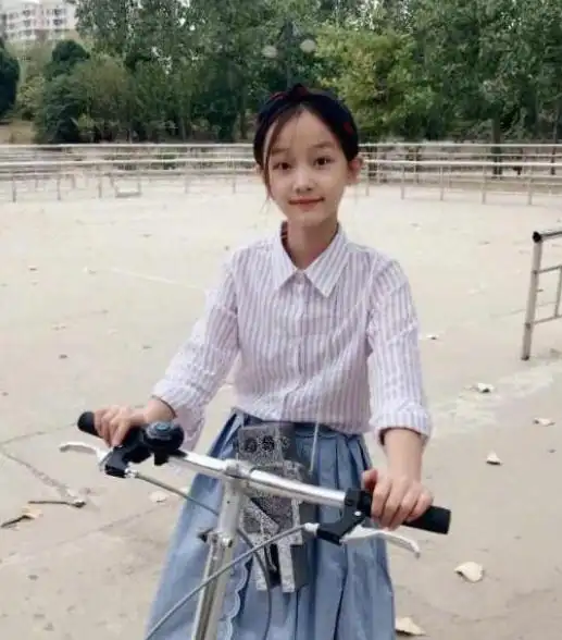 赵薇晒女儿"小四月"近照,迷你版"小燕子",非常可爱!