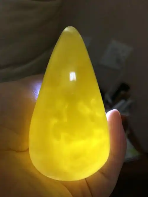 我的蜜蜡吊坠透光图是这样的,还有放大镜下拍的,是不是纯天然蜜蜡?