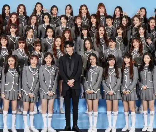 《青春有你2》合影:孔雪儿怕挡住刘雨昕刻意曲腿,冰清玉洁抢戏