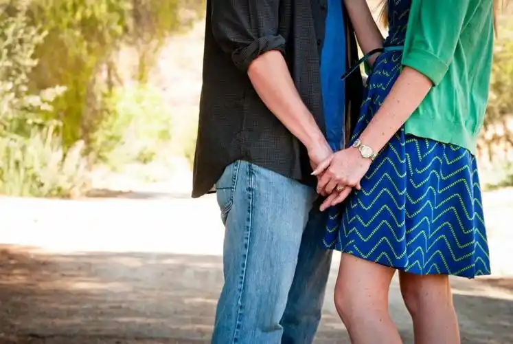 男人和女人站在附近绿叶树同时手牵着手高清壁纸的照片,高清图片,女生