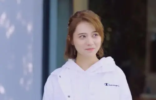 说一下剧中的女二阮青夏和特警教官束文波,小夏是一名优秀的战地记者