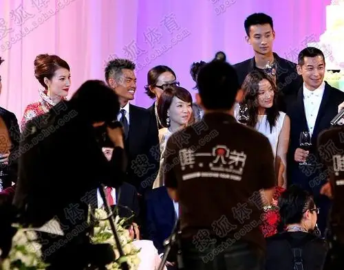 图文:直击林丹婚礼现场 赵文卓端着酒杯