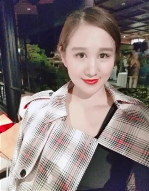 杜锋妻子近况:辞去公职创业成功,独自带三个娃,夫妻分居多年