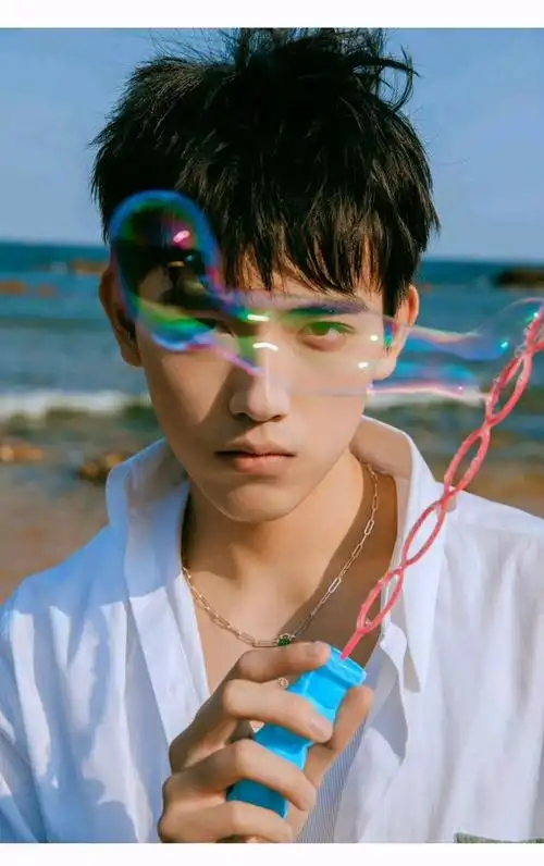 陈飞宇白衬衫海边大片释出,清爽帅气,很难让人不心动!