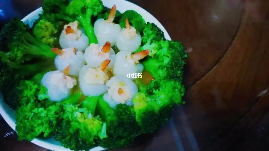 没有裱花袋用了保鲜袋的用装[三r]荔枝摆盘,把虾08滑挤到荔枝核原来