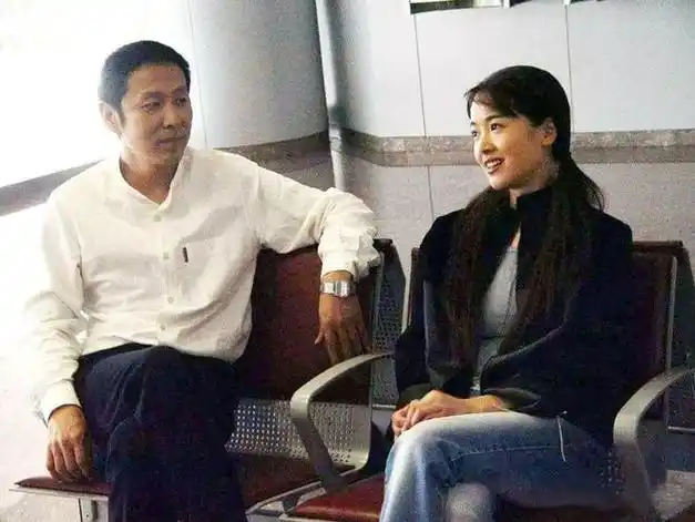 他甚至曝光了左小青在孙红雷别墅过夜的照片.