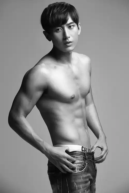 成毅8%体脂肌肉写真曝光 八块腹肌倒三角黄金比例