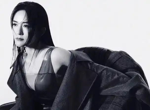 43岁谢娜真敢穿,透色吊带薄纱裙配皮质胸衣,性感魅惑又酷飒十足