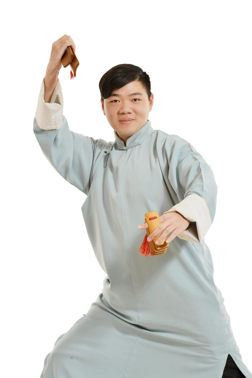 艺名王骏卿,青年相声演员,师承马六甲.