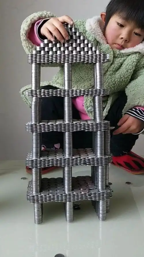 硬币堆叠艺术造型.