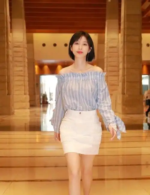 张俪的身材属于高个子的类型,小蛮腰 大长腿,让很多女孩子都羡慕,这身