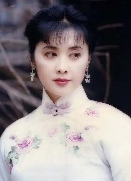 朱琳身上带有东方美的特殊气质,所以穿上具有东方特色的旗袍,非常惊艳