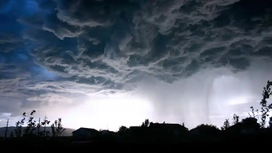 暴风雨前夕乌云密布高清风景壁纸