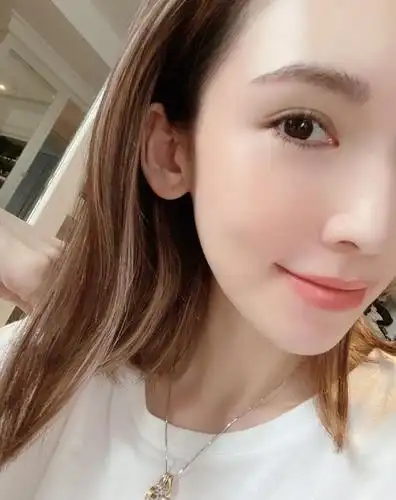 36岁陈若仪晒素颜照,皮肤白皙细腻惹人羡慕,成功驾驭死亡芭比粉