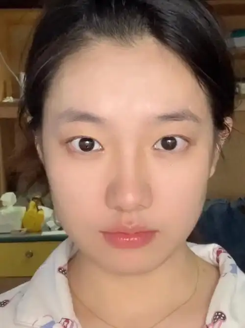 女大学生精简护肤日一起做素颜大美铝