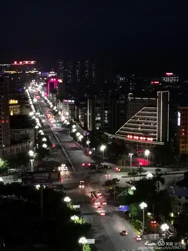 这是晚上酒店往下拍的照片.