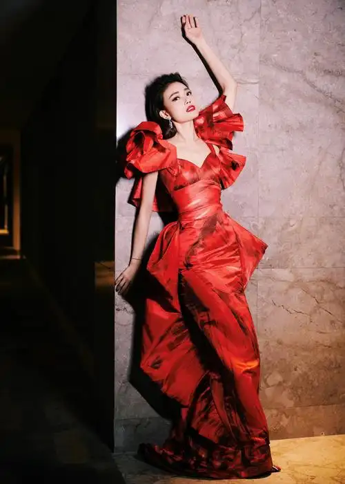 容祖儿现身2021elle风尚大典 双造型切换展现东方自信之美