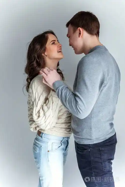 浪漫性感的情侣在一起度过了美好的时光年轻女子拥抱男友白色背景