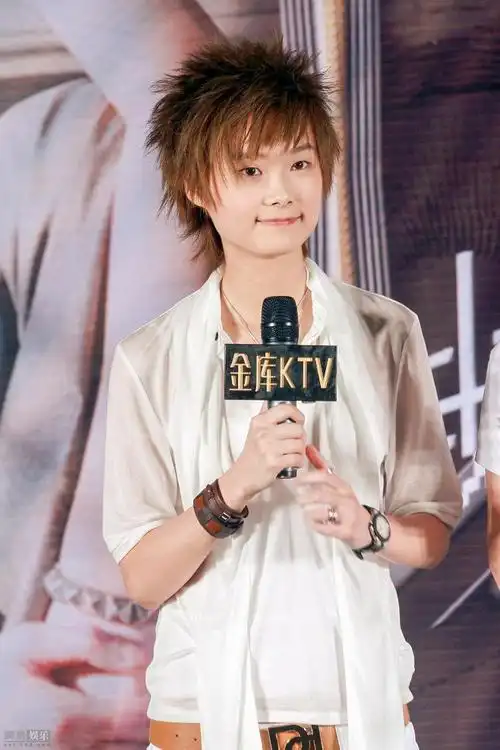 往事李宇春15年前青涩照曝光造型变化大