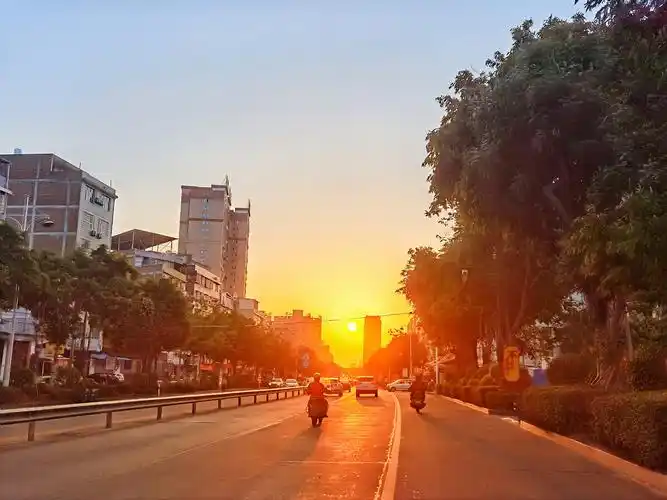 夕阳下的街道,平凡简单中,透着幸福快乐!