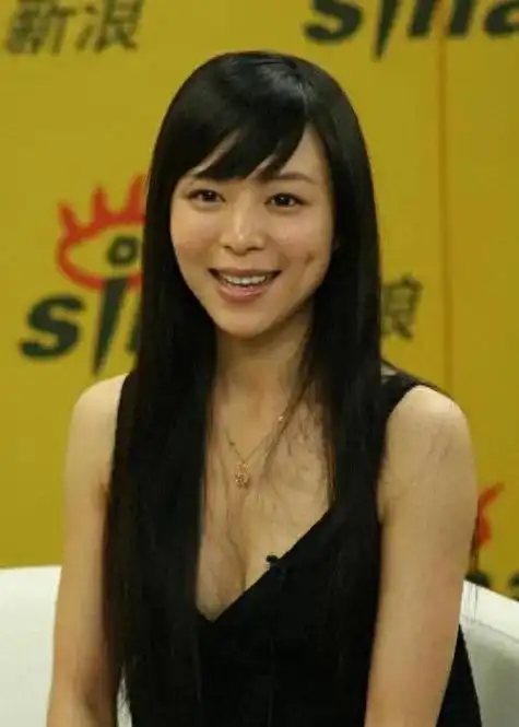 导演收割机43岁的张静初这一次被扒得底裤都不剩了