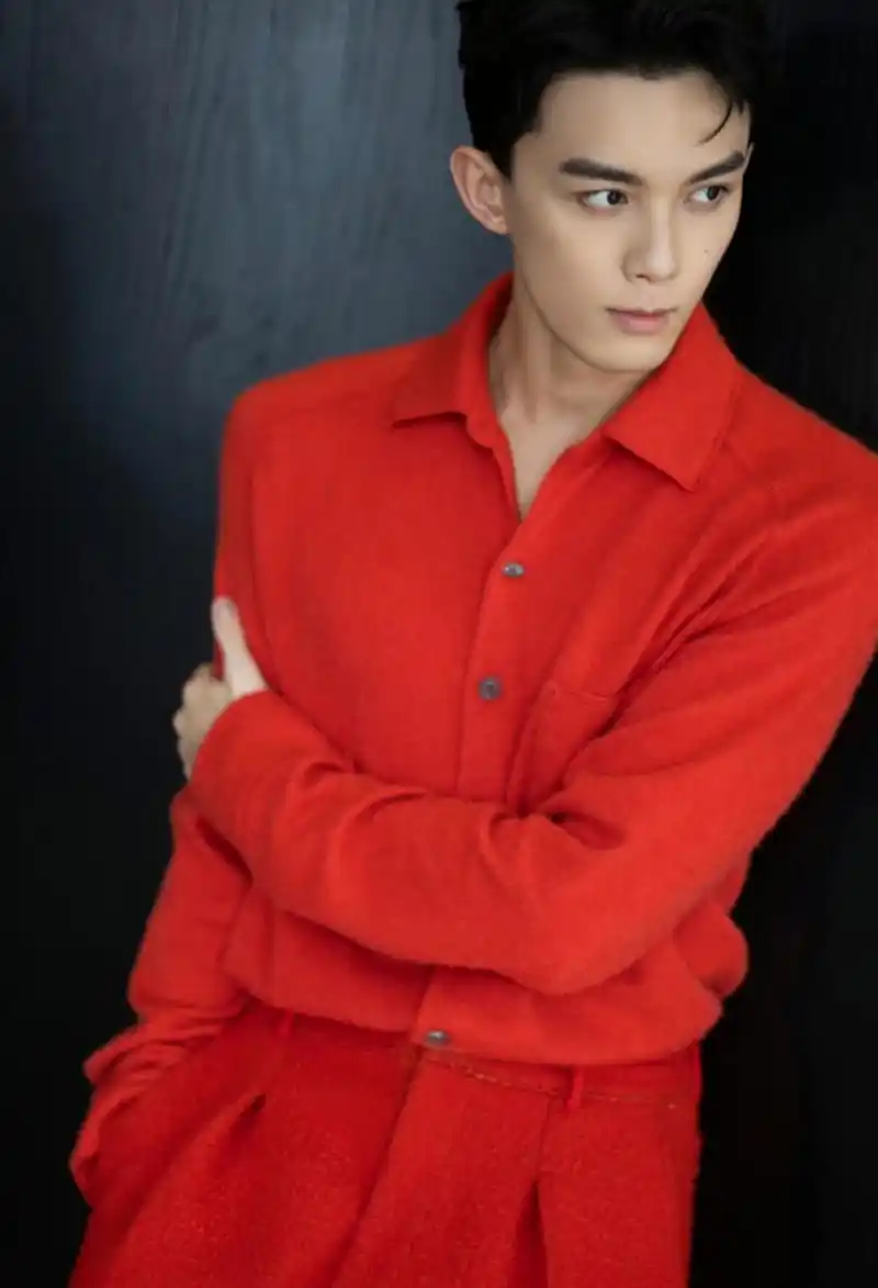 吴磊长大了,又高又帅,身着正红色套装,阳光少年,活力满95#明星写真
