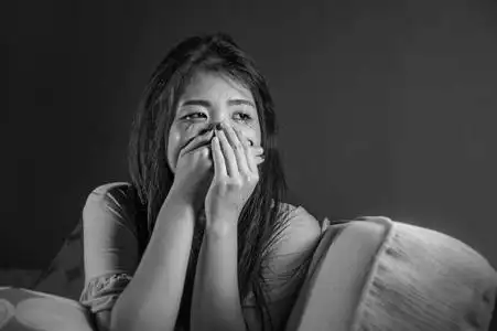 生活方式黑白相间的年轻悲伤抑郁的亚裔中国妇女的肖像,在痛苦中绝望