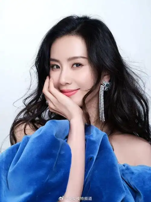 刘诗诗新年写真曝光身着蓝色抹胸丝绒短裙俏皮比耶