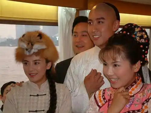 (左起)王艺璇,邱心志,陈司翰,刘涛在游艇上观看预告片.