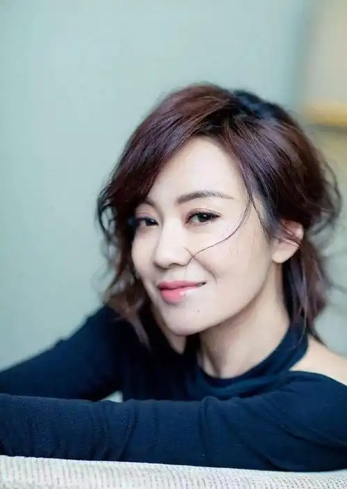 中年女演员里,谁能扮演16岁的小姑娘?不违和又超好看